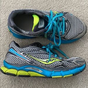 Saucony Triumph size 6 athletic tennis shoes.